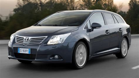 Toyota Avensis Verso vista laterale e frontale