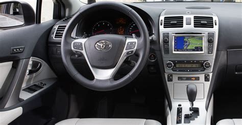 Interni della Toyota Avensis Verso e plancia