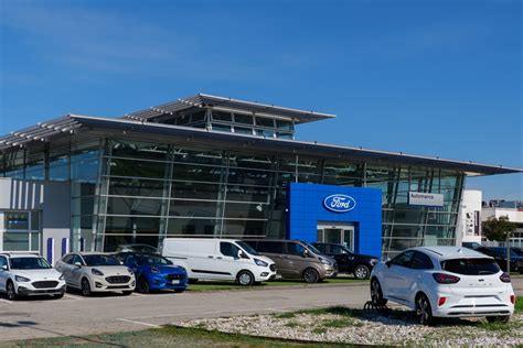 Concessionaria Ford con clienti
