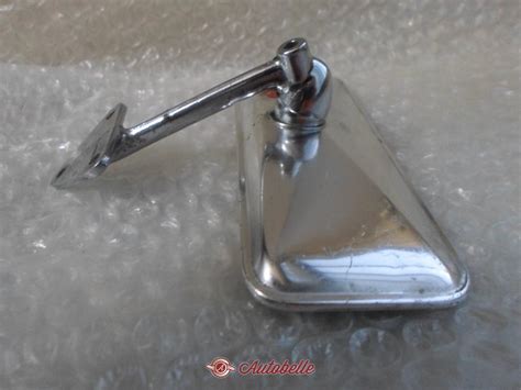 Dettaglio di un interno auto d'epoca restaurato con attenzione