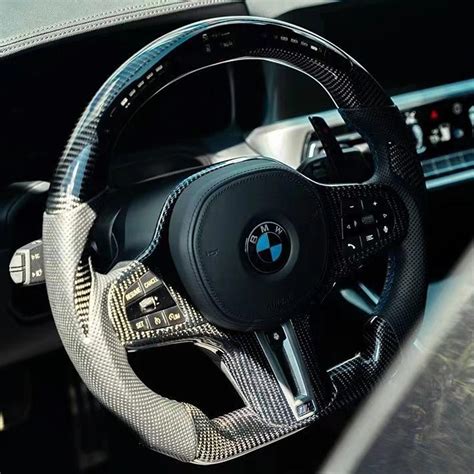 Dettaglio volante BMW M5 CS in Alcantara e carbonio