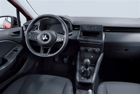 Interni della Mitsubishi Colt che mostrano il cruscotto digitale e lo schermo infotainment verticale