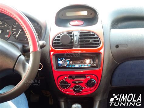 Interni della Peugeot 206 con cruscotto tondeggiante e dettagli ergonomici