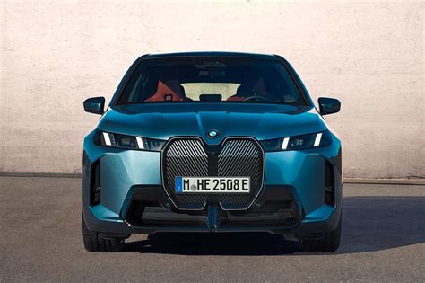 BMW iX frontale con calandra illuminata