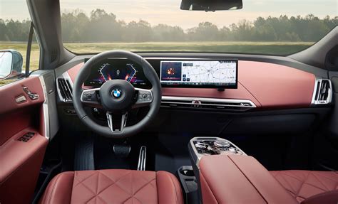 Interni BMW iX con doppio schermo curvo