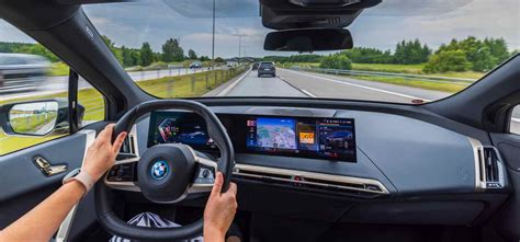 Sensori e telecamere per la guida assistita BMW iX