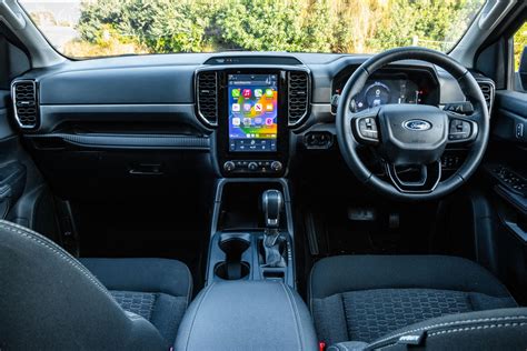 Interno del Ford Ranger con grande schermo touchscreen