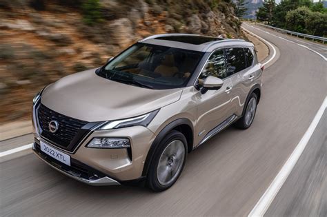Nissan X-Trail e-POWER in un contesto urbano