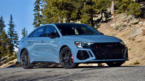 Audi RS3 sportiva in curva