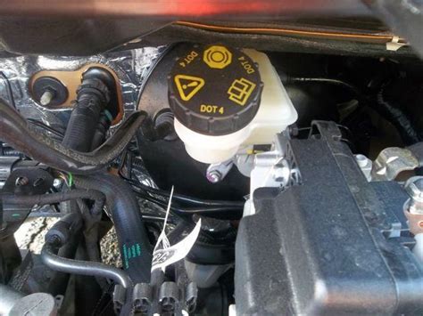 Schema che mostra la posizione del serbatoio del liquido freni/frizione in un'Opel Corsa D