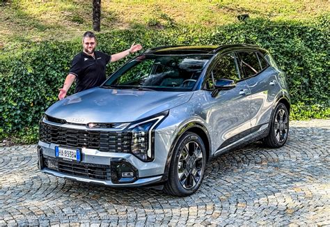 Esterno audace della Kia Sportage con la griglia Tiger Nose