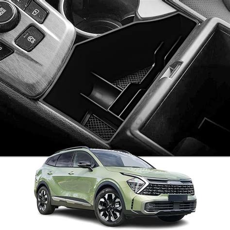 Interno funzionale della Kia Sportage con dettaglio dei portaoggetti e del display