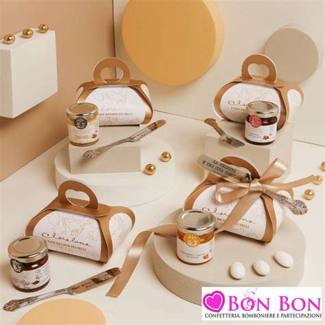 Composizione di bomboniere Claraluna con nastri e confetti