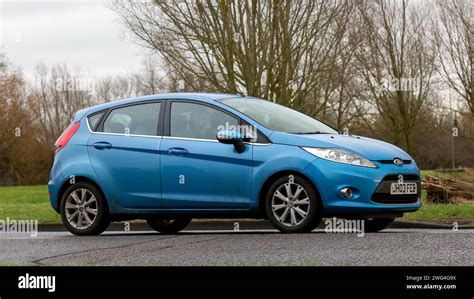 Ford Fiesta 2010 blu parcheggiata in città