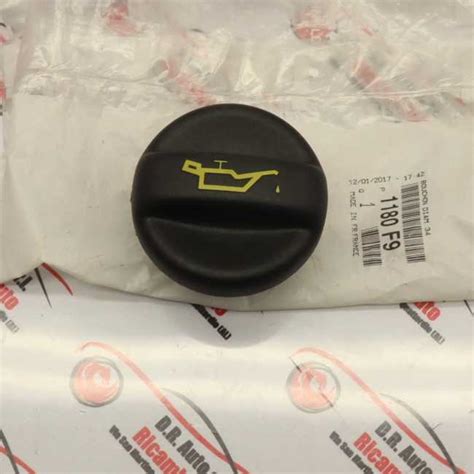 Motore Peugeot 107 con indicazione tappo olio