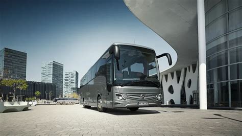 Interni di un Mercedes-Benz Tourismo con dettagli sugli allestimenti