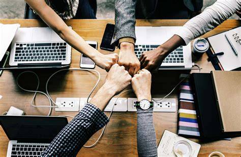 Team di ingegneri al lavoro su componenti auto