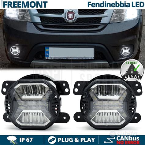 Fiat Freemont in strada notturna con fari accesi