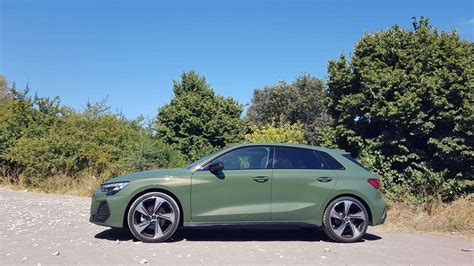 Audi RS 3 verde militare parcheggiata in un ambiente urbano
