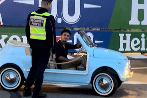 Lando Norris alla guida della sua Fiat 500 Jolly