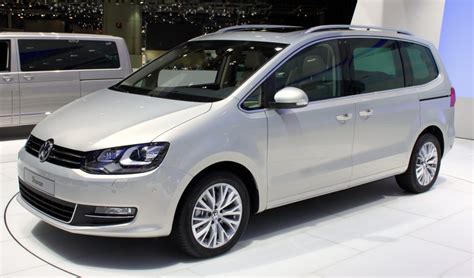 Volkswagen Caravelle fiancata con porte scorrevoli