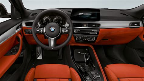 Interni BMW X2 con tetto panoramico