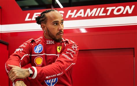 Lewis Hamilton in azione con il suo cappellino