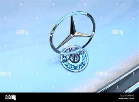 Primo piano del logo Mercedes e del numero 44 sul cappellino