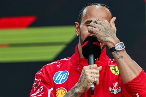 Fan che indossano il cappellino di Lewis Hamilton durante un Gran Premio