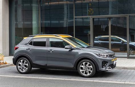 moderno showroom Kia con in esposizione diversi modelli SUV