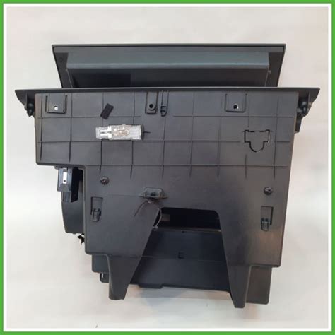 Dettaglio rimozione cassetto portaoggetti Twingo