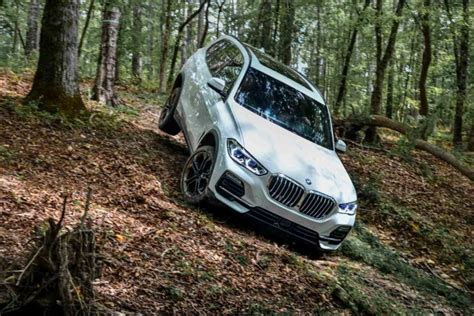 Vista frontale dinamica di una BMW X5 40i su strada asfaltata