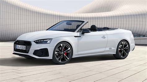 Audi A4 Cabriolet bianca parcheggiata con il tetto aperto