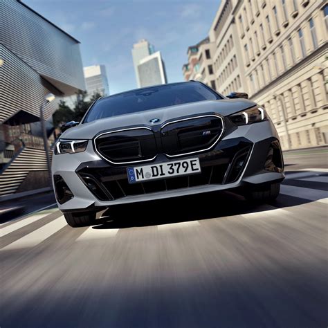 BMW i5 Touring in azione su strada