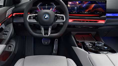 Interni BMW i5 Touring con display curvo