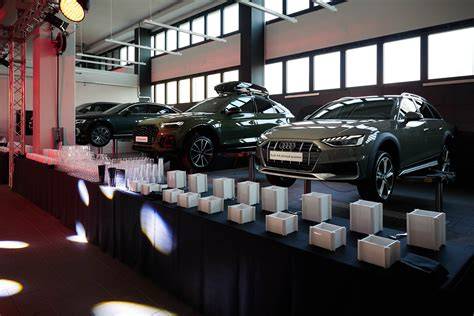 Vista interna dello showroom della nuova sede Audi a Monza