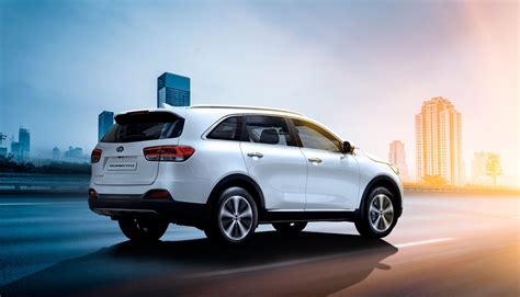 Kia Sorento in un contesto urbano moderno