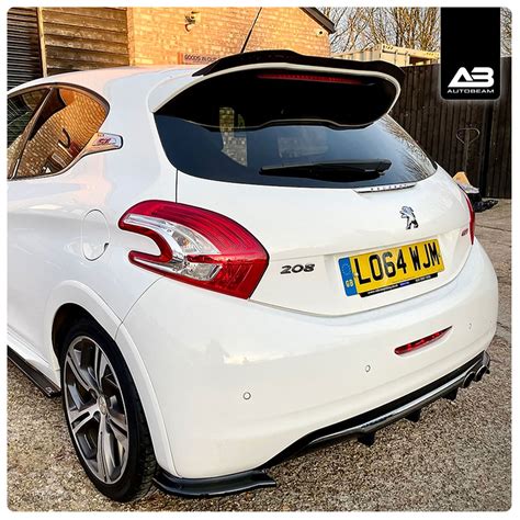 Peugeot 208 GTI con spoiler posteriore