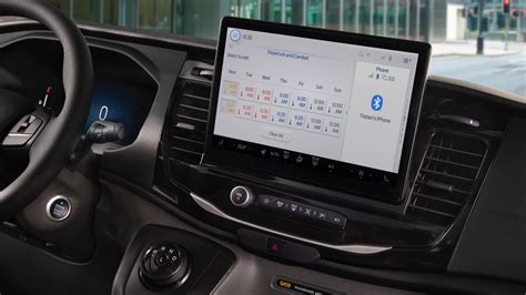 Interno di un Ford Transit con display touchscreen da 12 pollici