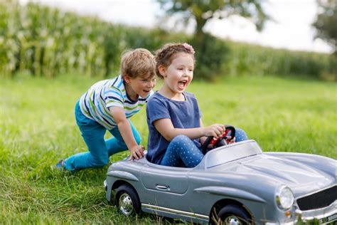 Bambino che gioca con una Mercedes-Benz Classe A giocattolo