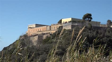Veduta panoramica del carcere di Nisida a Napoli, fonte d'ispirazione per l'IPM della serie