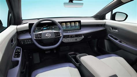 Interni Nissan Leaf con sistema infotainment