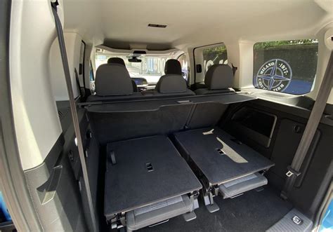 Interni modulari del Ford Tourneo Courier con sedili ribaltati e biciclette caricate