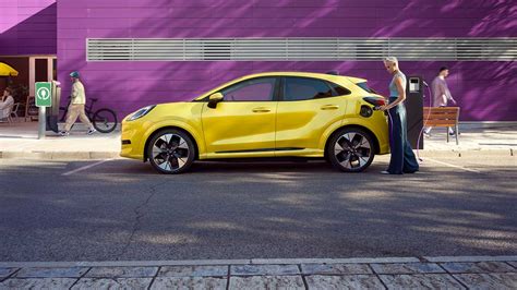 Ford Puma Gen-E in fase di ricarica