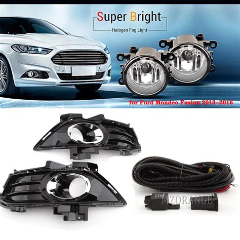 Ford Fusion con fendinebbia a LED accesi