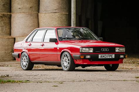 Audi 80 quattro in azione su strada bagnata
