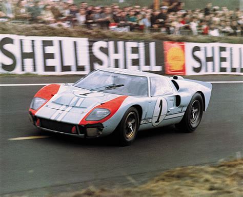 Ford GT40 in corsa sulla pista di Le Mans