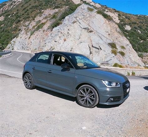 Esempio di Audi in Grigio Dakota metallizzato sotto diverse luci
