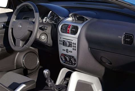 Interni della Opel Tigra con plancia stile Corsa B