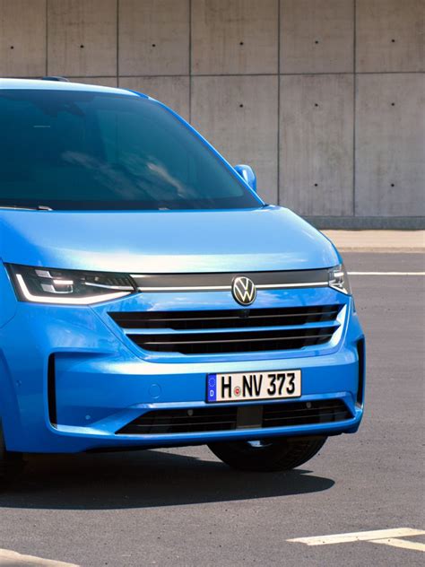Dettaglio del frontale della Volkswagen Caravelle con fari LED